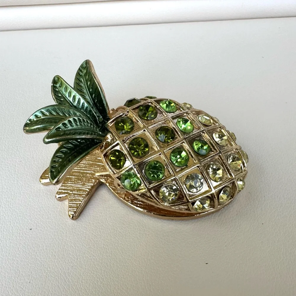 Pineapple Gold Tone Rhinestone Magnet Clip - Picture 2 of 8